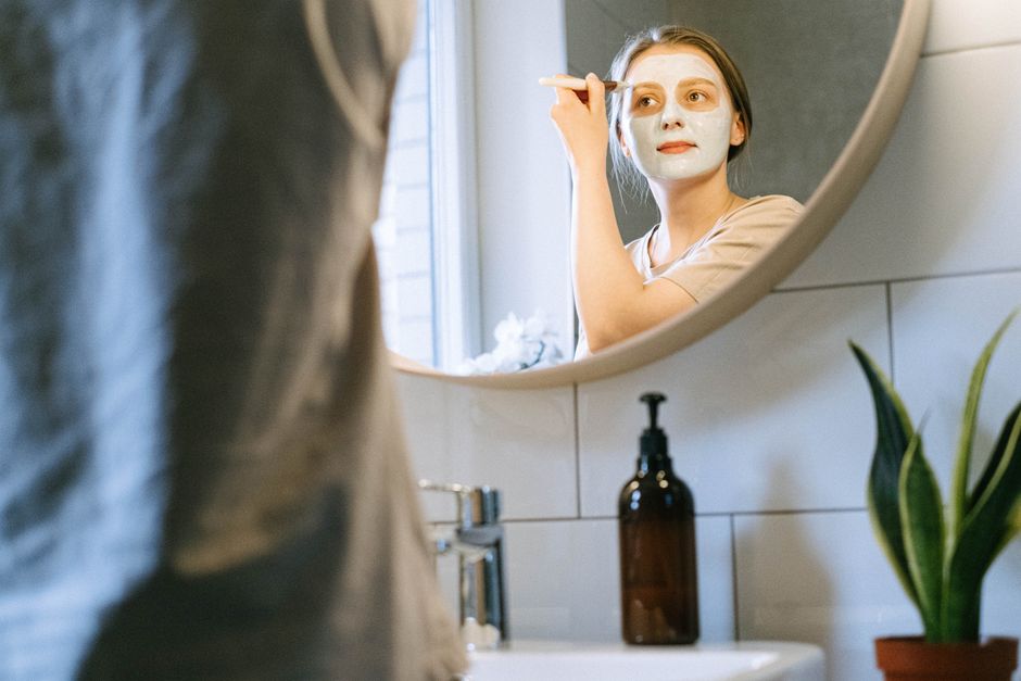 Smart Bathroom Mirrors: Dimmable Lighting and Anti-Fog Features